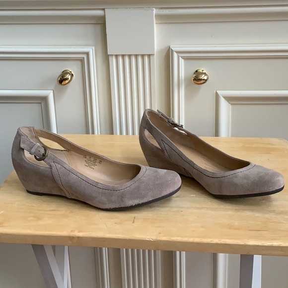 Shoes - Picture 2 of 5